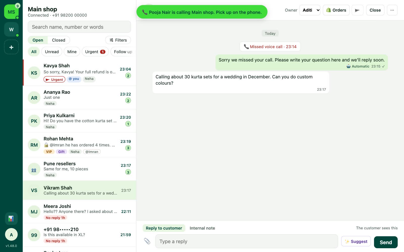 A banner saying a customer is calling, and a chat showing a missed voice call, the automatic message after it and the customer’s written question